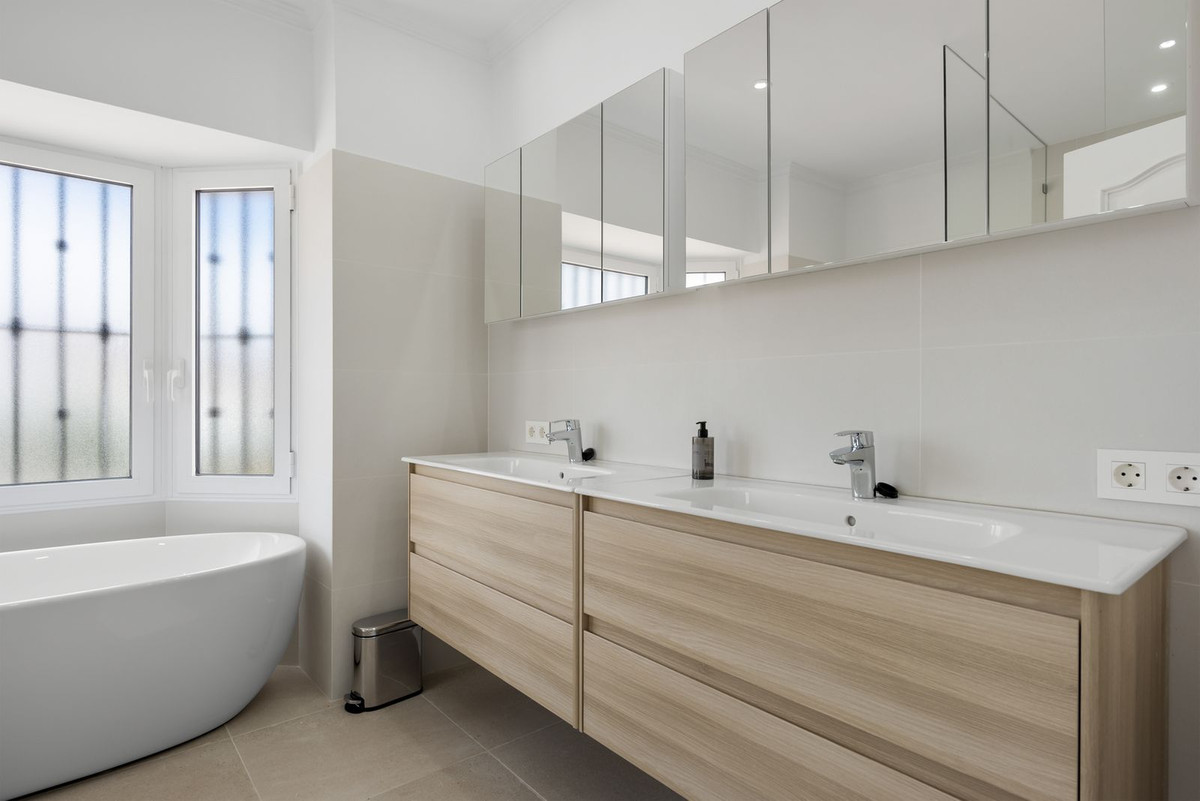 5 Bed Townhouse for sale in Las Chapas Costa Del Sol, Málaga, Spain