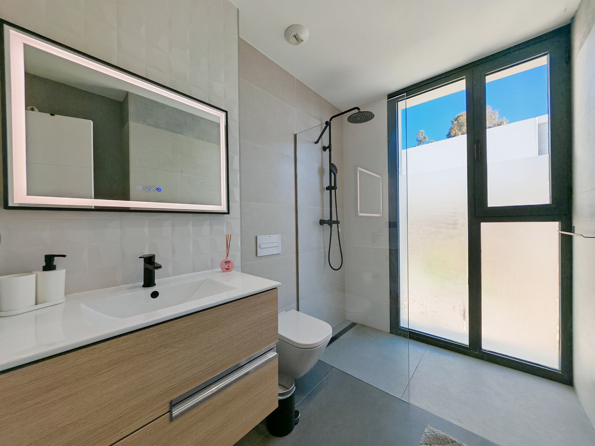 Se vende Villa - Chalet de 4 dormitorios en Costa Del Sol, Málaga, España