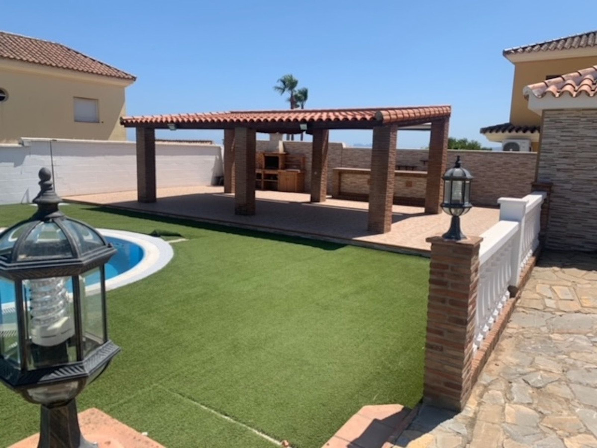 Se vende Villa - Chalet de 4 dormitorios en Costa Del Sol, Cadiz, España