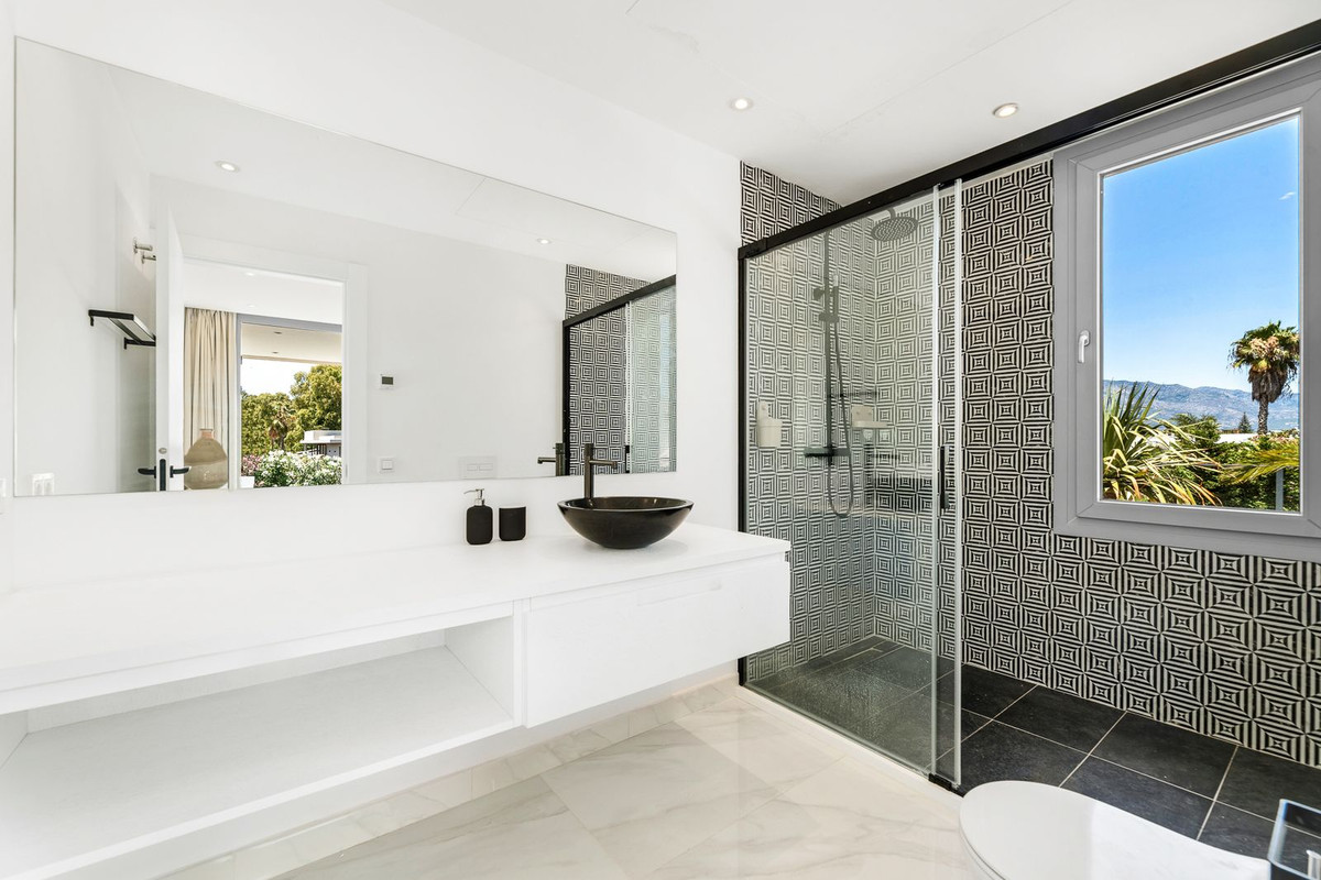 Se vende Villa - Chalet de 5 dormitorios en Costa Del Sol, Málaga, España