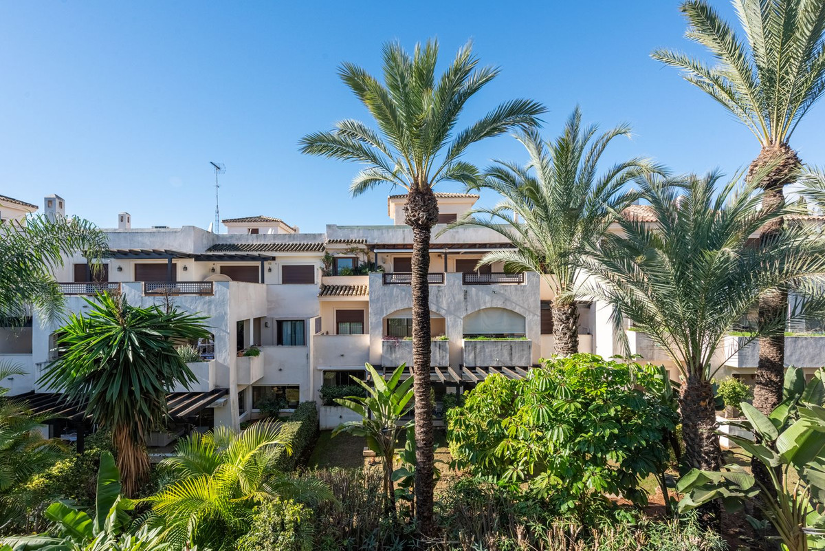 2 Bed Apartment for sale in Nueva Andalucía Costa Del Sol, Málaga, Spain