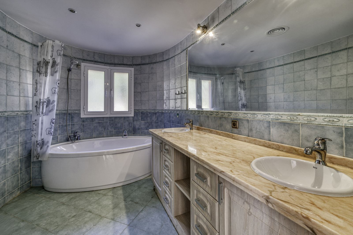 4 Bed Townhouse for sale in El Rosario Costa Del Sol, Málaga, Spain