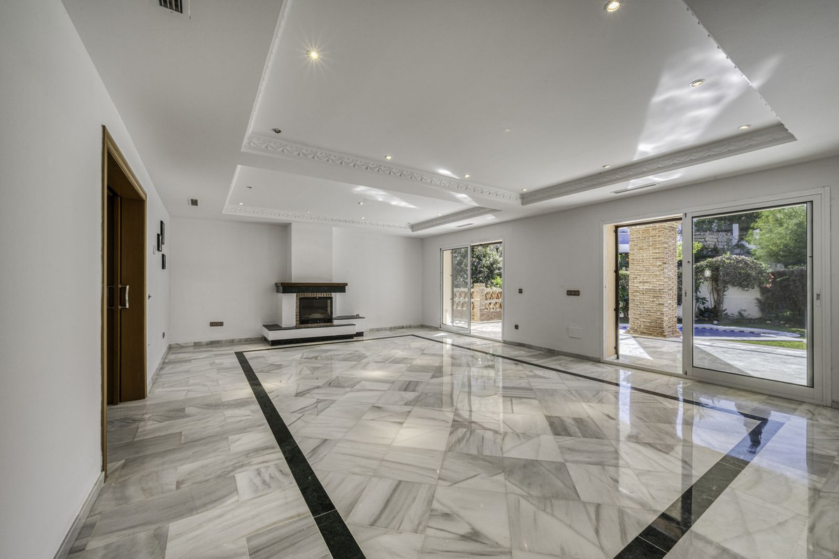 4 Bed Townhouse for sale in El Rosario Costa Del Sol, Málaga, Spain
