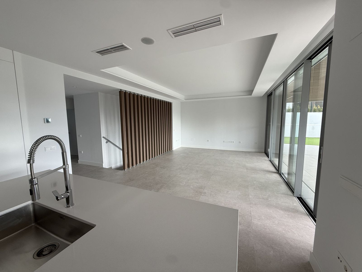 4 Bed Apartment for sale in Marbella Costa Del Sol, Málaga, Spain