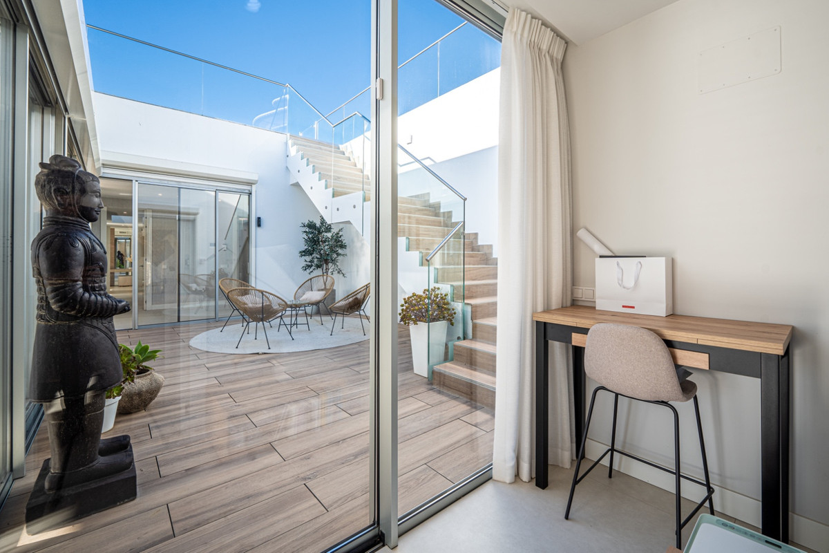 Se vende Villa - Chalet de 4 dormitorios en Costa Del Sol, Málaga, España