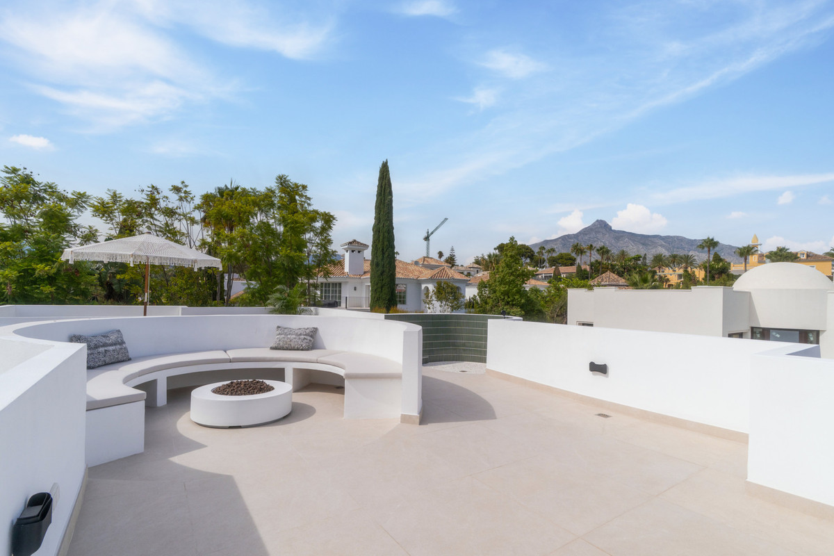 6 Bed Townhouse for sale in Nueva Andalucía Costa Del Sol, Málaga, Spain