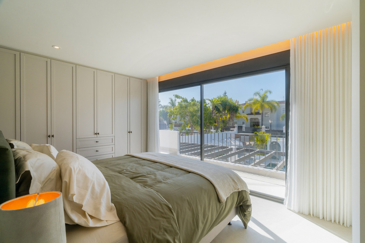 6 Bed Townhouse for sale in Nueva Andalucía Costa Del Sol, Málaga, Spain