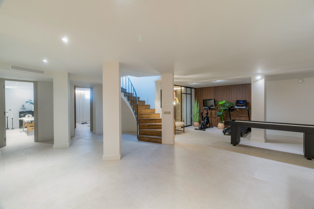 6 Bed Townhouse for sale in Nueva Andalucía Costa Del Sol, Málaga, Spain
