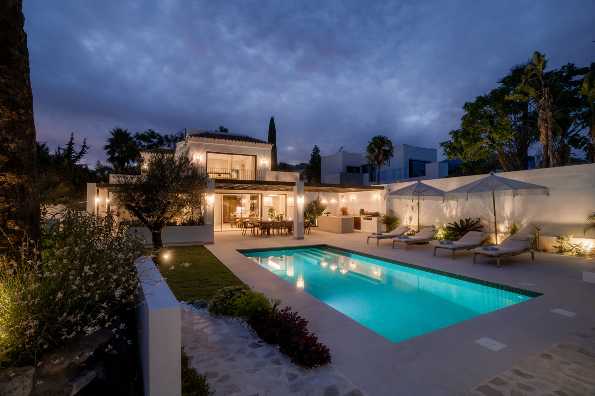 6 Bed Townhouse for sale in Nueva Andalucía Costa Del Sol, Málaga, Spain