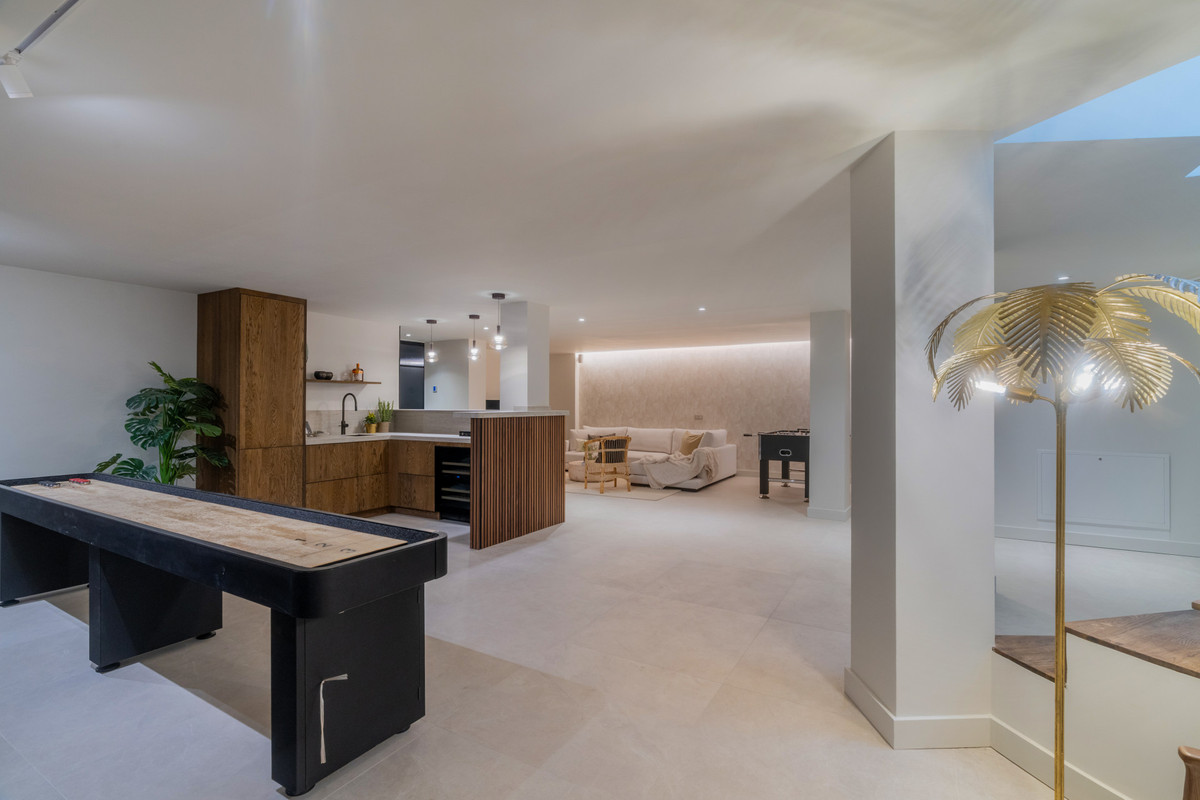 6 Bed Townhouse for sale in Nueva Andalucía Costa Del Sol, Málaga, Spain