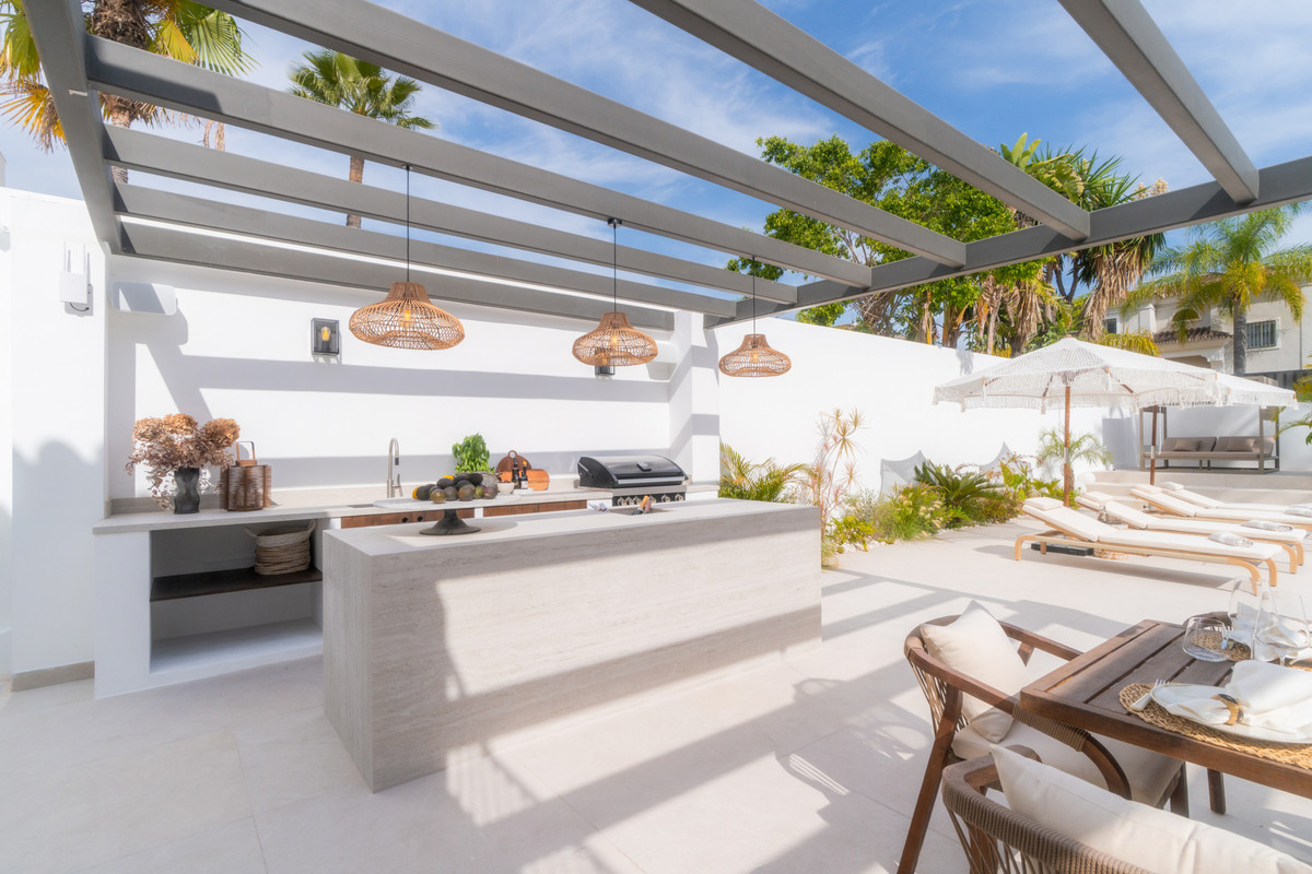 6 Bed Townhouse for sale in Nueva Andalucía Costa Del Sol, Málaga, Spain