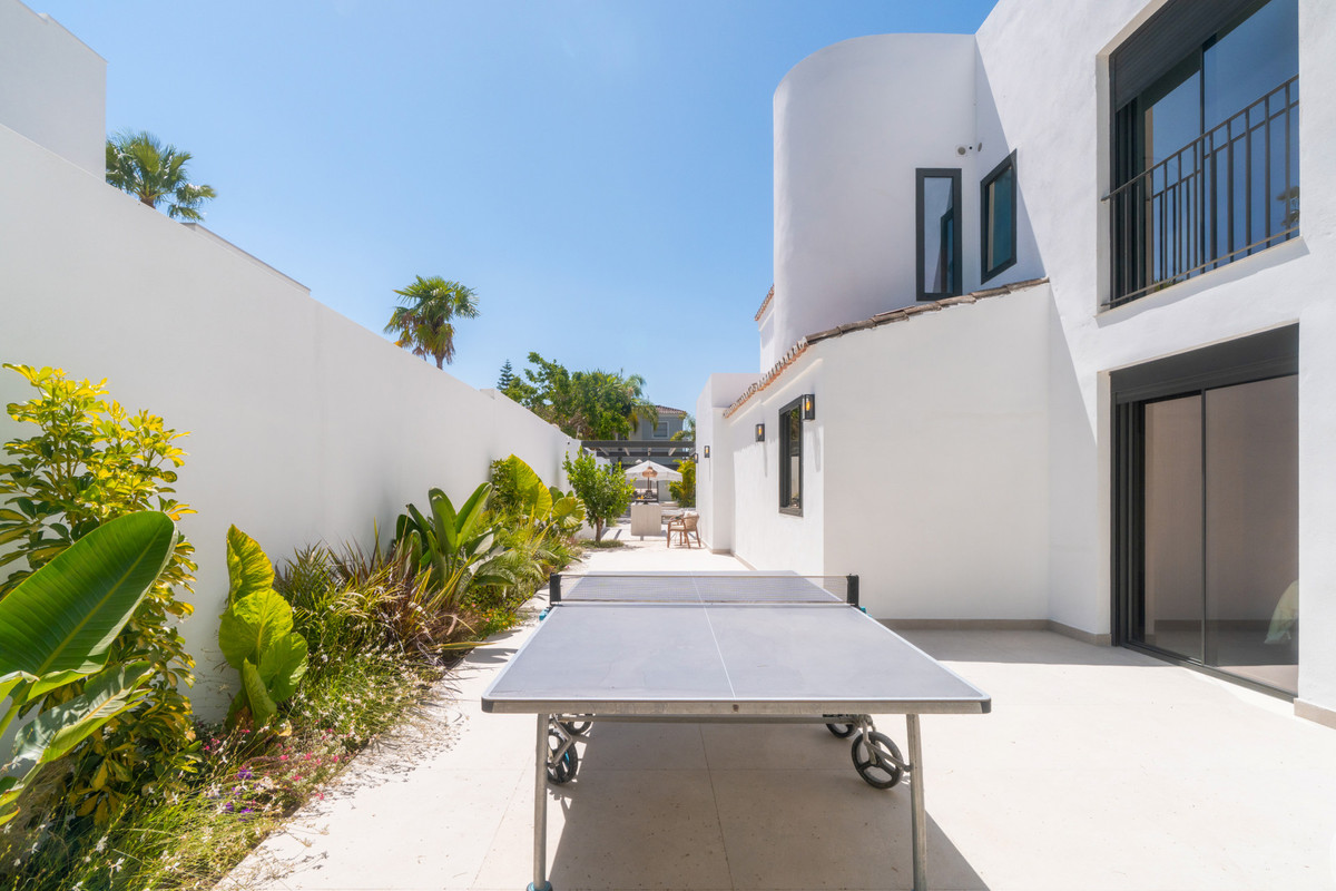 6 Bed Townhouse for sale in Nueva Andalucía Costa Del Sol, Málaga, Spain