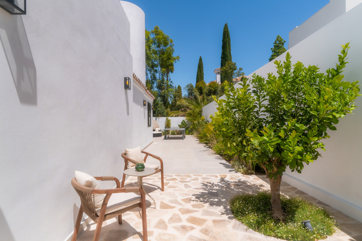 6 Bed Townhouse for sale in Nueva Andalucía Costa Del Sol, Málaga, Spain