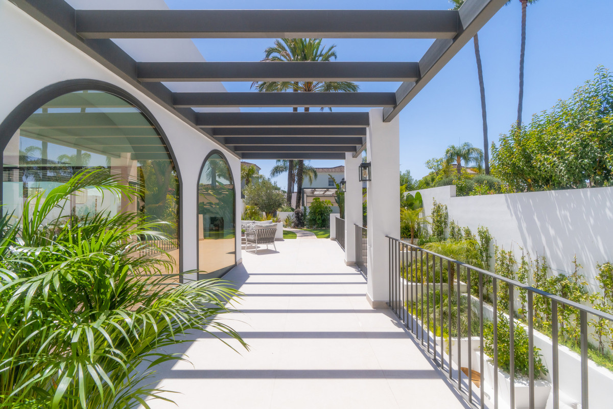 6 Bed Townhouse for sale in Nueva Andalucía Costa Del Sol, Málaga, Spain