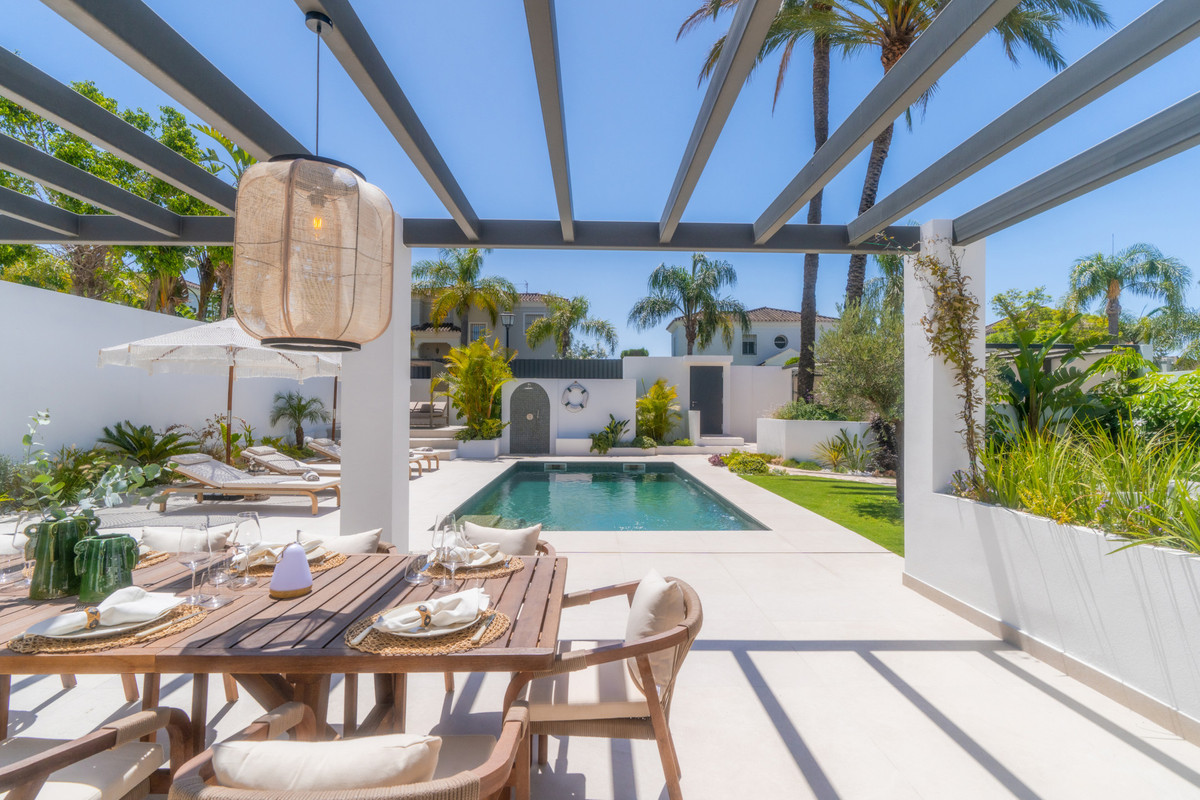 6 Bed Townhouse for sale in Nueva Andalucía Costa Del Sol, Málaga, Spain