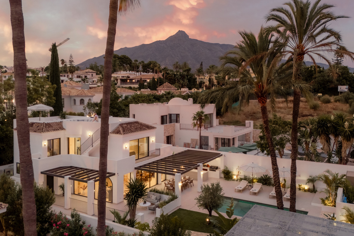 6 Bed Townhouse for sale in Nueva Andalucía Costa Del Sol, Málaga, Spain