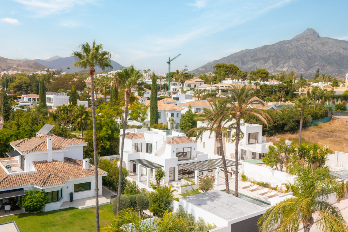 6 Bed Townhouse for sale in Nueva Andalucía Costa Del Sol, Málaga, Spain