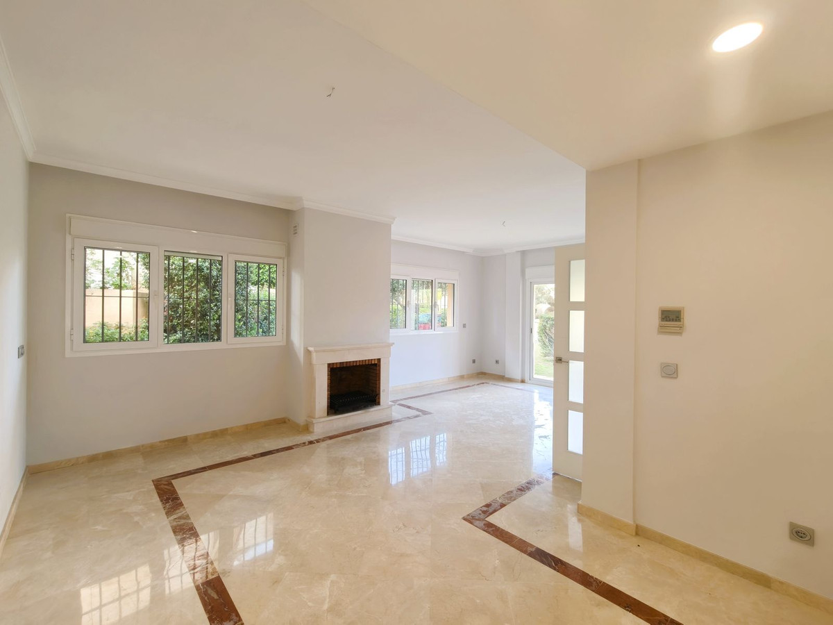 Se vende Pareada de 3 dormitorios en Costa Del Sol, Cadiz, España