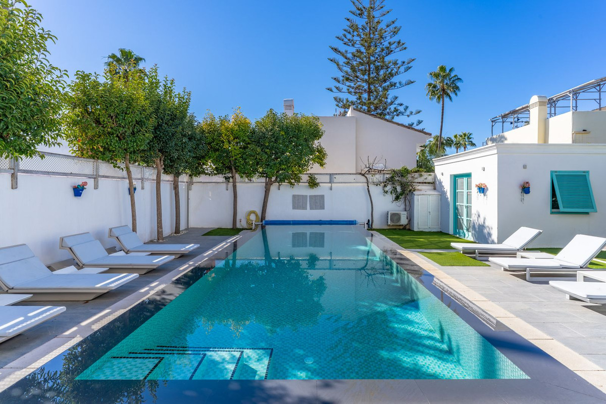 Se vende Villa - Chalet de 5 dormitorios en Costa Del Sol, Málaga, España