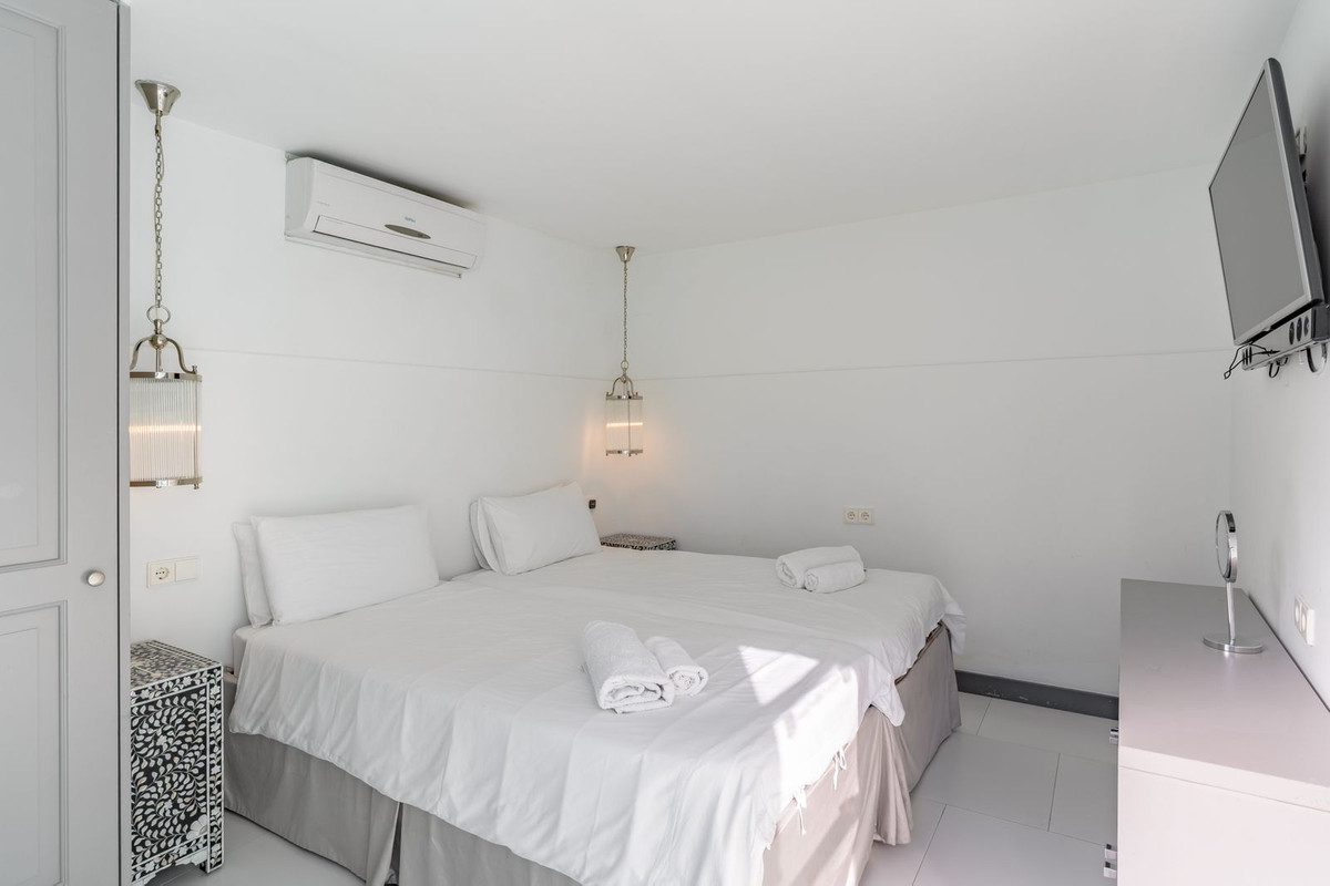 Se vende Villa - Chalet de 5 dormitorios en Costa Del Sol, Málaga, España