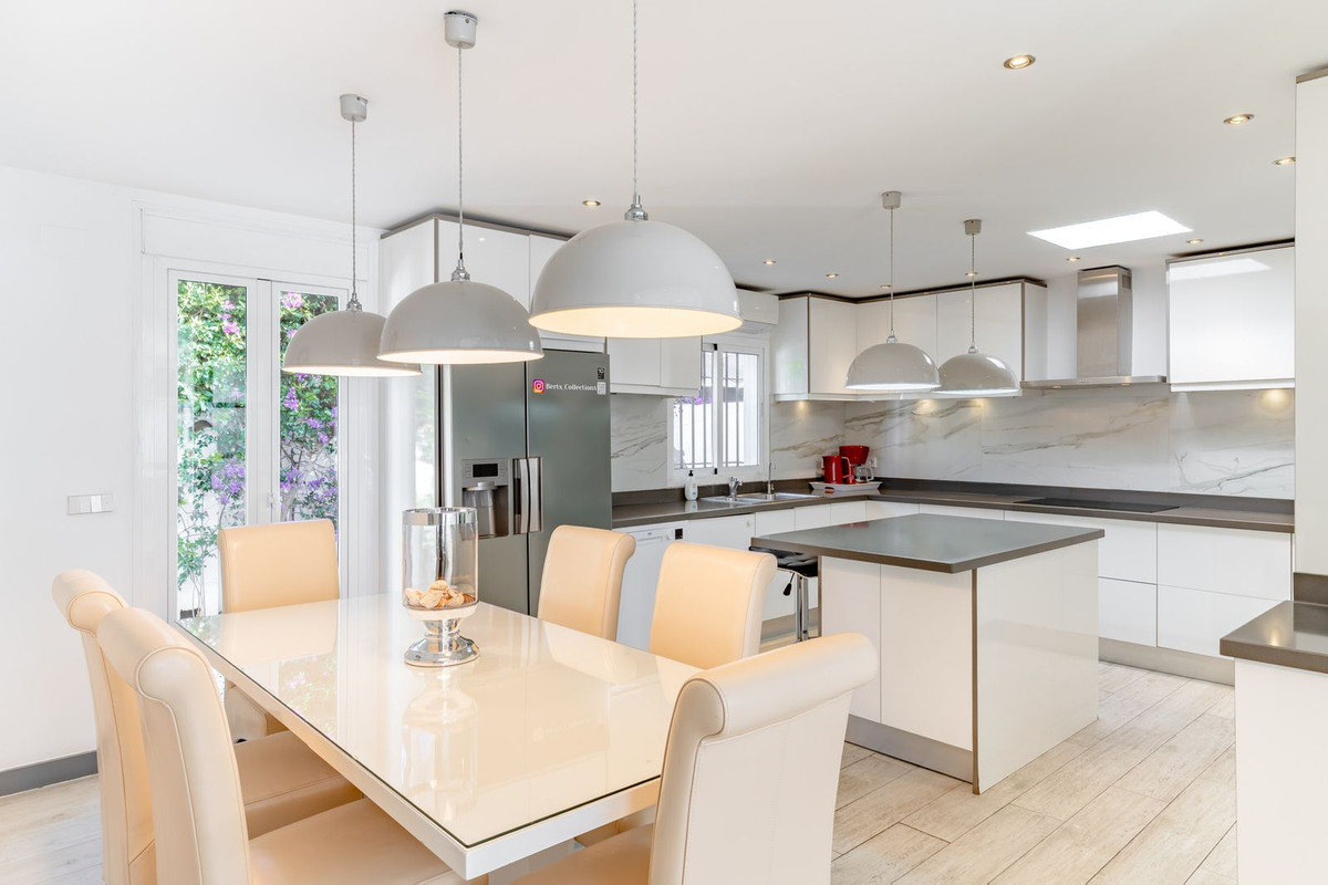 Se vende Villa - Chalet de 5 dormitorios en Costa Del Sol, Málaga, España