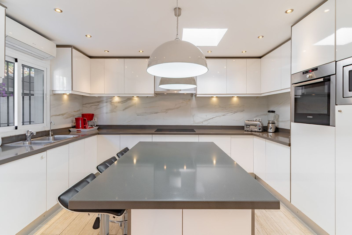 Se vende Villa - Chalet de 5 dormitorios en Costa Del Sol, Málaga, España