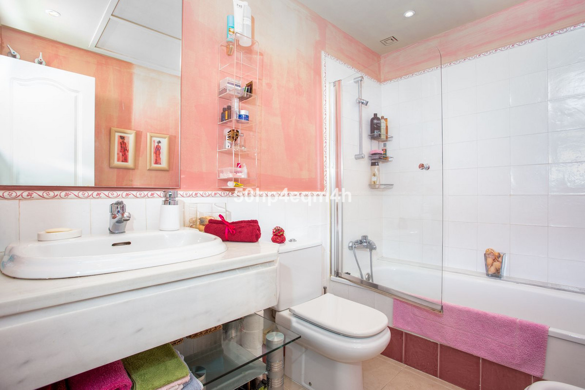 Se vende Apartamento Planta Media de 2 dormitorios en Costa Del Sol, Málaga, España