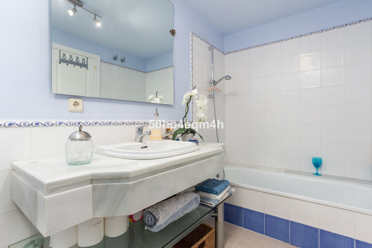 Se vende Apartamento Planta Media de 2 dormitorios en Costa Del Sol, Málaga, España