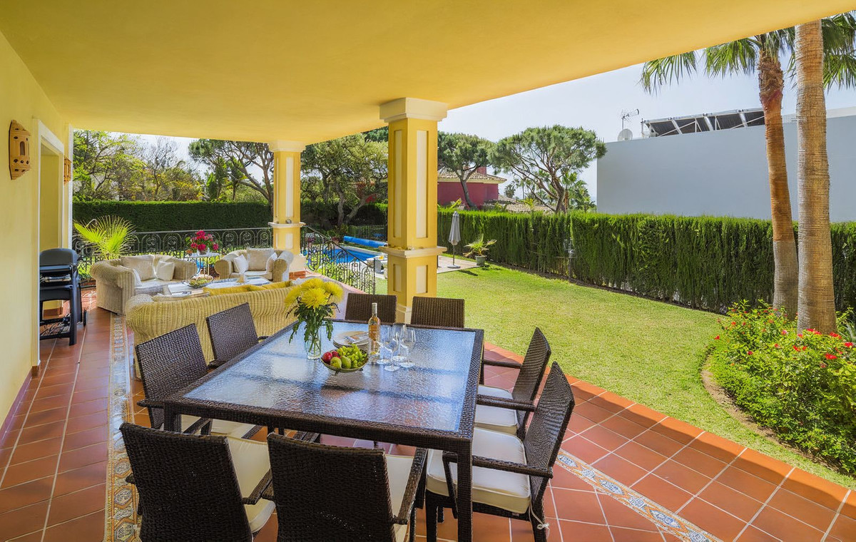 Se vende Villa - Chalet de 4 dormitorios en Costa Del Sol, Málaga, España