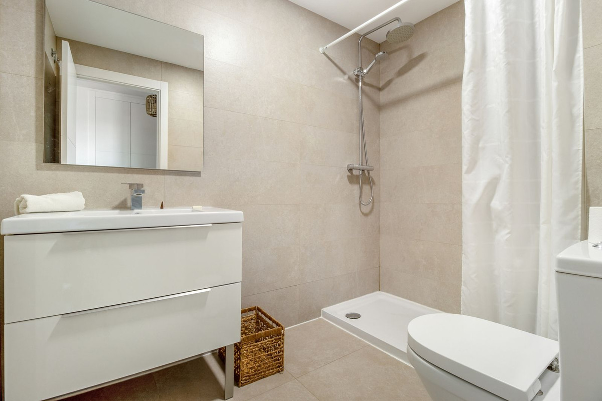 Se vende Apartamento Planta Baja de 3 dormitorios en Costa Del Sol East, Málaga, España