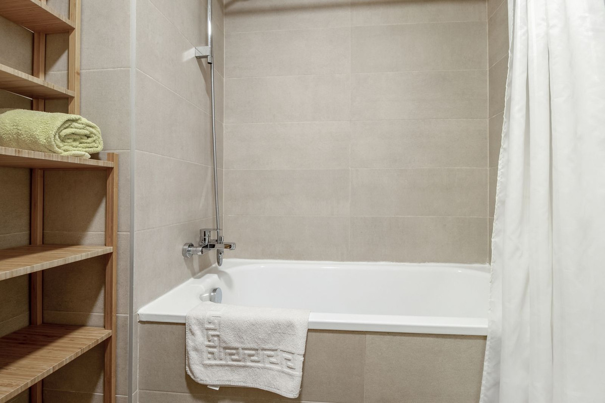 Se vende Apartamento Planta Baja de 3 dormitorios en Costa Del Sol East, Málaga, España