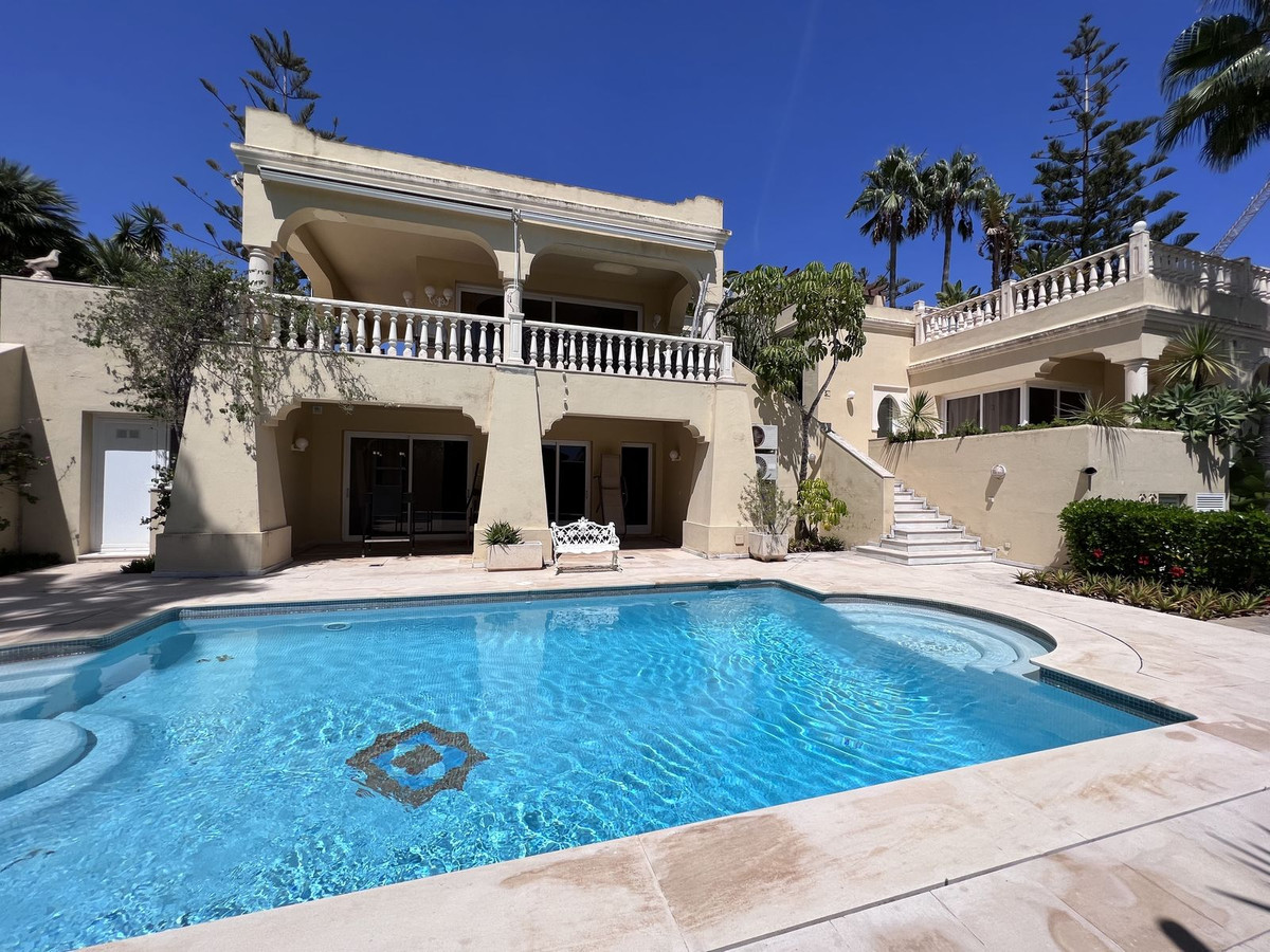 Se vende Villa - Chalet de 4 dormitorios en Costa Del Sol, Málaga, España