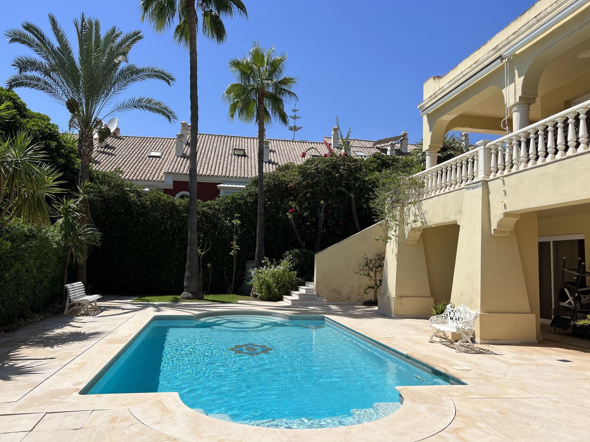Se vende Villa - Chalet de 4 dormitorios en Costa Del Sol, Málaga, España