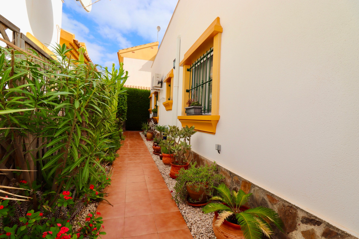 2 Bed Townhouse for sale in Urbanización El Raso Costa Blanca, Alicante, Spain