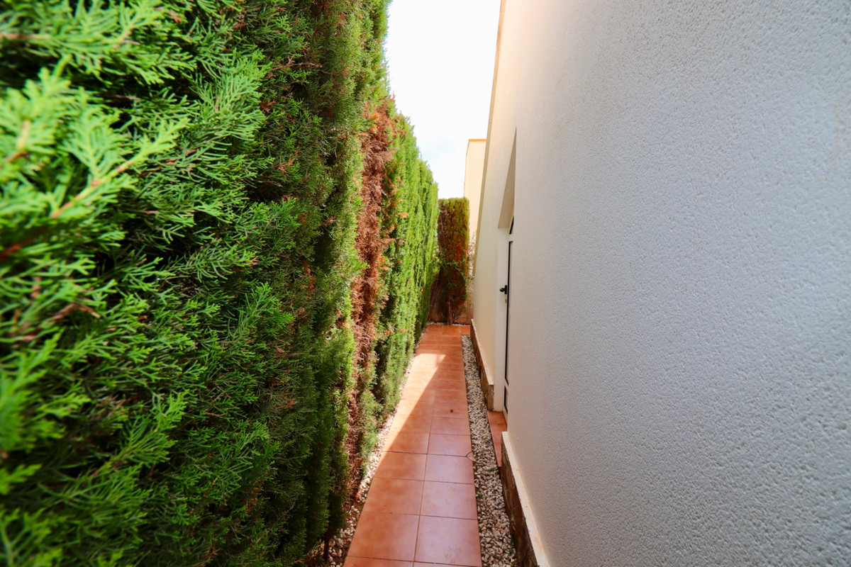 2 Bed Townhouse for sale in Urbanización El Raso Costa Blanca, Alicante, Spain