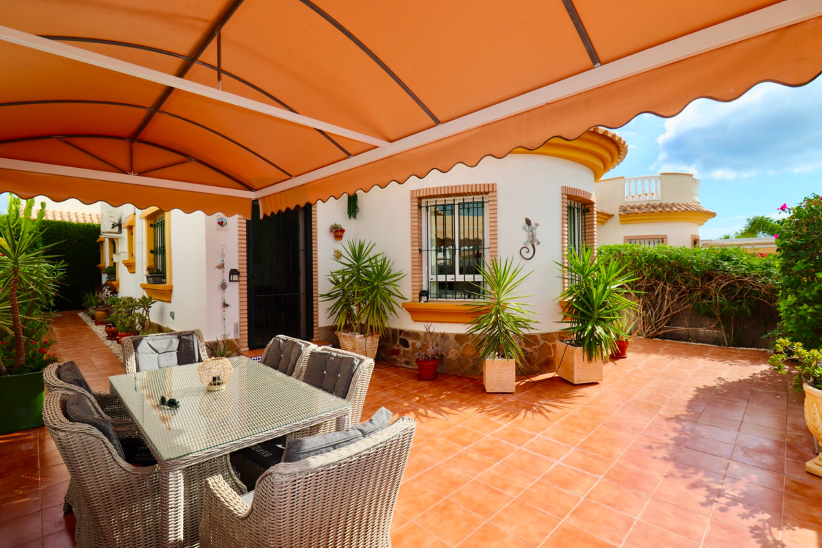 2 Bed Townhouse for sale in Urbanización El Raso Costa Blanca, Alicante, Spain