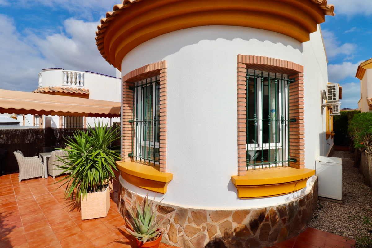 2 Bed Townhouse for sale in Urbanización El Raso Costa Blanca, Alicante, Spain