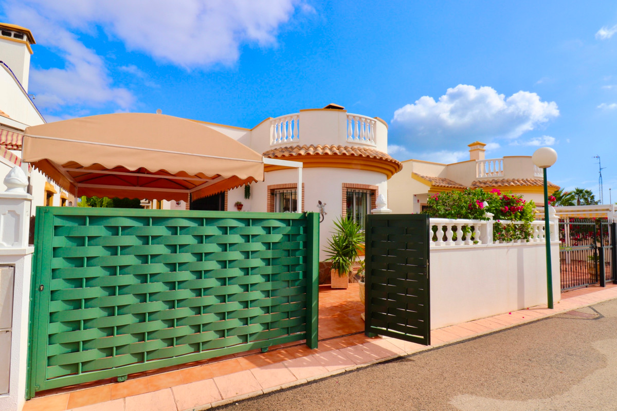 2 Bed Townhouse for sale in Urbanización El Raso Costa Blanca, Alicante, Spain