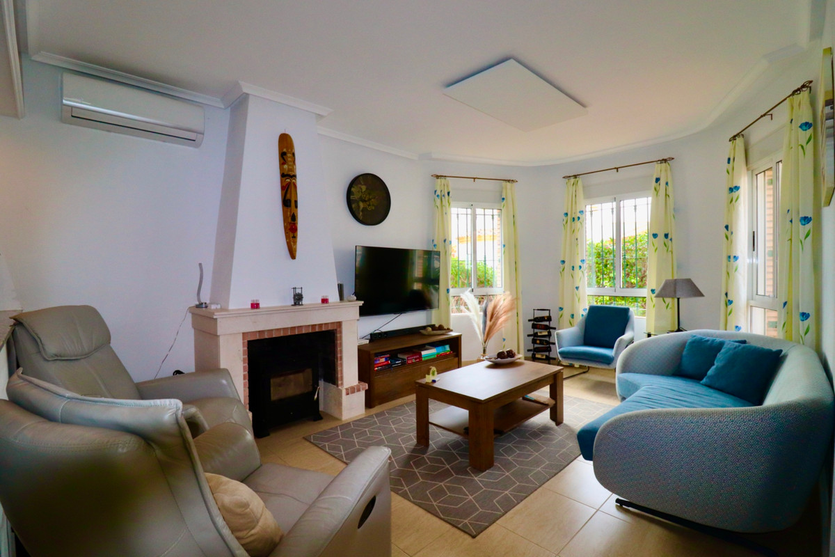 2 Bed Townhouse for sale in Urbanización El Raso Costa Blanca, Alicante, Spain