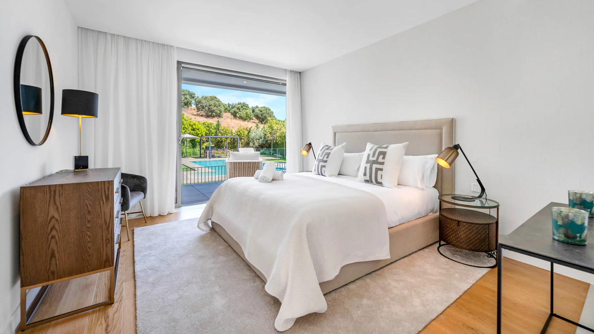 5 Bed Townhouse for sale in El Paraiso Costa Del Sol, Málaga, Spain