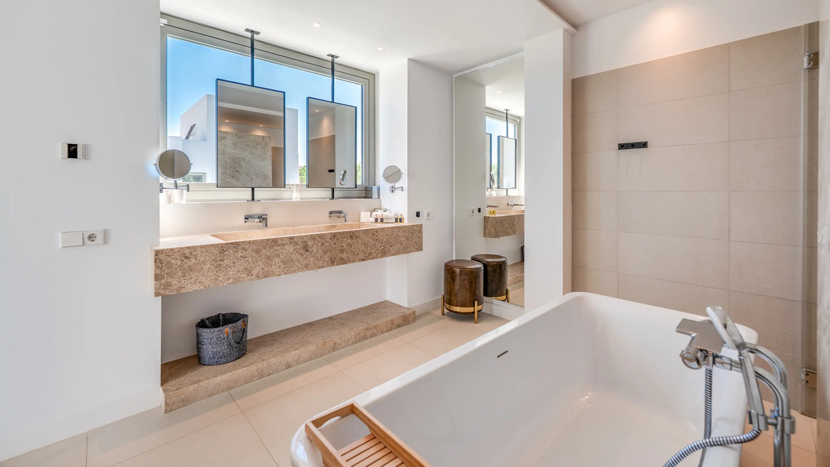 5 Bed Townhouse for sale in El Paraiso Costa Del Sol, Málaga, Spain