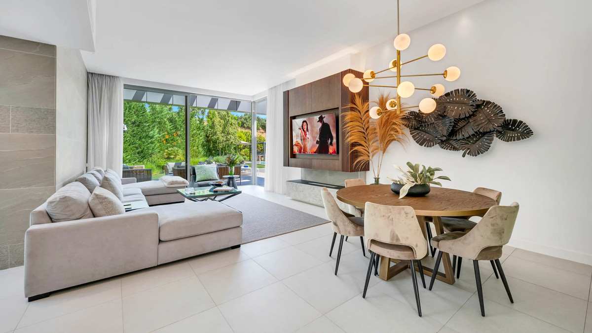 5 Bed Townhouse for sale in El Paraiso Costa Del Sol, Málaga, Spain
