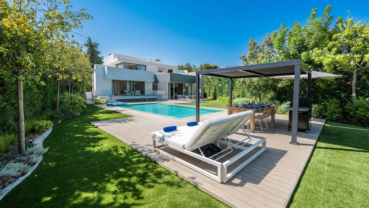 5 Bed Townhouse for sale in El Paraiso Costa Del Sol, Málaga, Spain