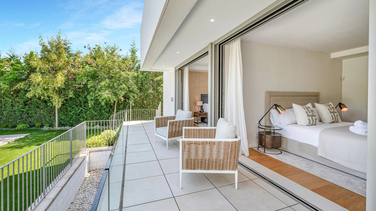 5 Bed Townhouse for sale in El Paraiso Costa Del Sol, Málaga, Spain