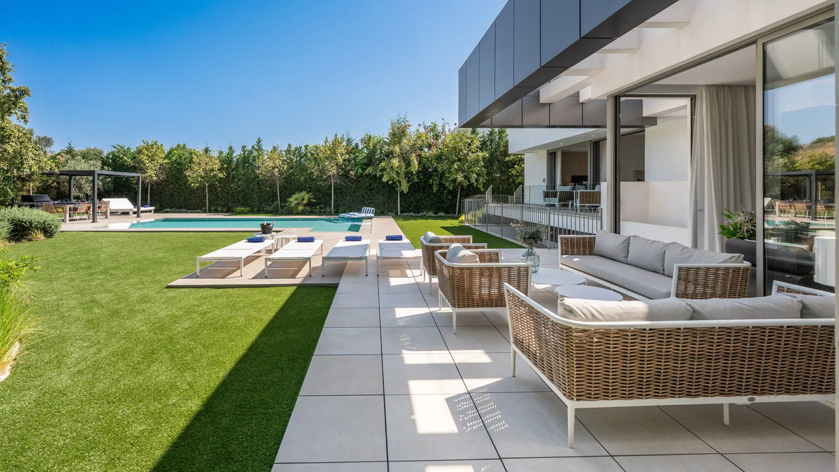 5 Bed Townhouse for sale in El Paraiso Costa Del Sol, Málaga, Spain