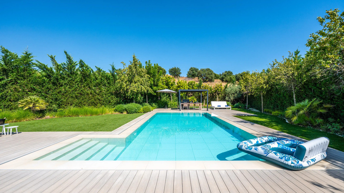 5 Bed Townhouse for sale in El Paraiso Costa Del Sol, Málaga, Spain