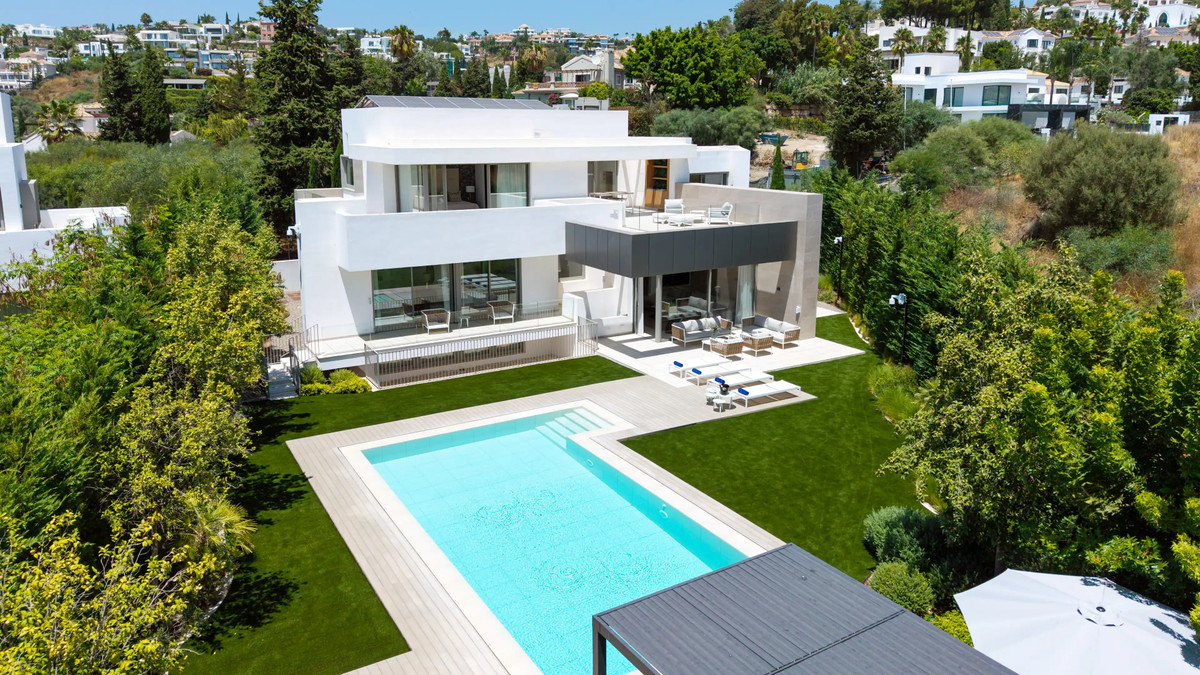 5 Bed Townhouse for sale in El Paraiso Costa Del Sol, Málaga, Spain