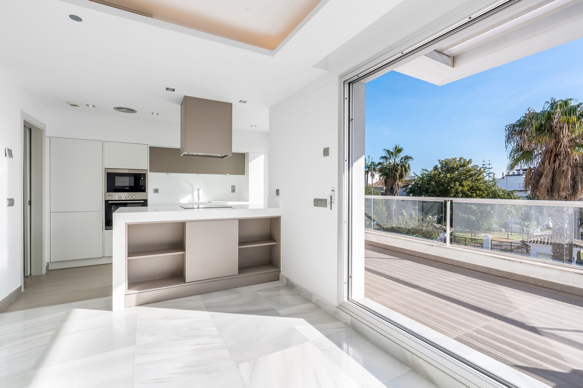 3 Bed Apartment for sale in San Pedro De Alcántara Costa Del Sol, Málaga, Spain