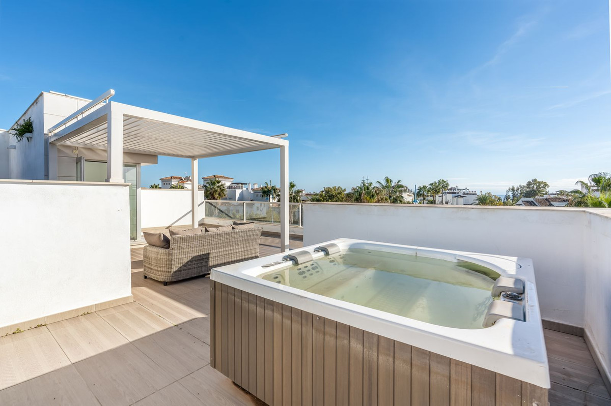 3 Bed Apartment for sale in San Pedro De Alcántara Costa Del Sol, Málaga, Spain