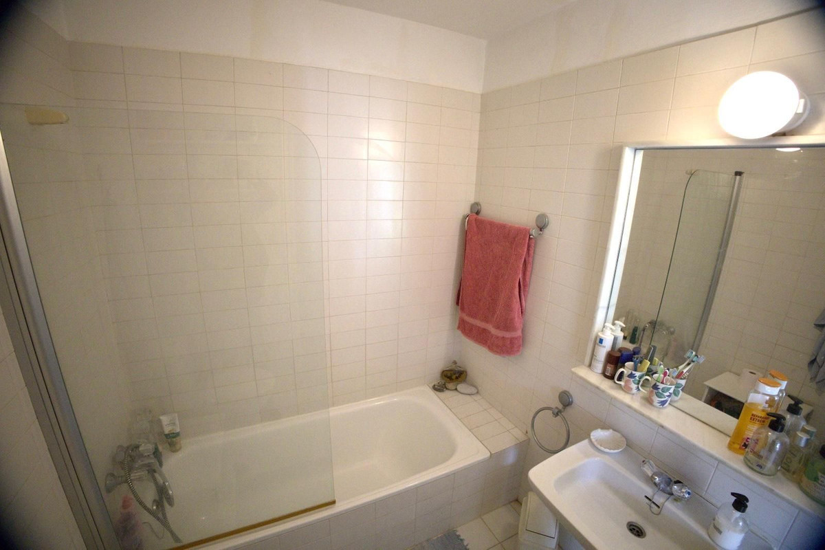 Se vende Apartamento Planta Media de 2 dormitorios en Costa Del Sol, Málaga, España